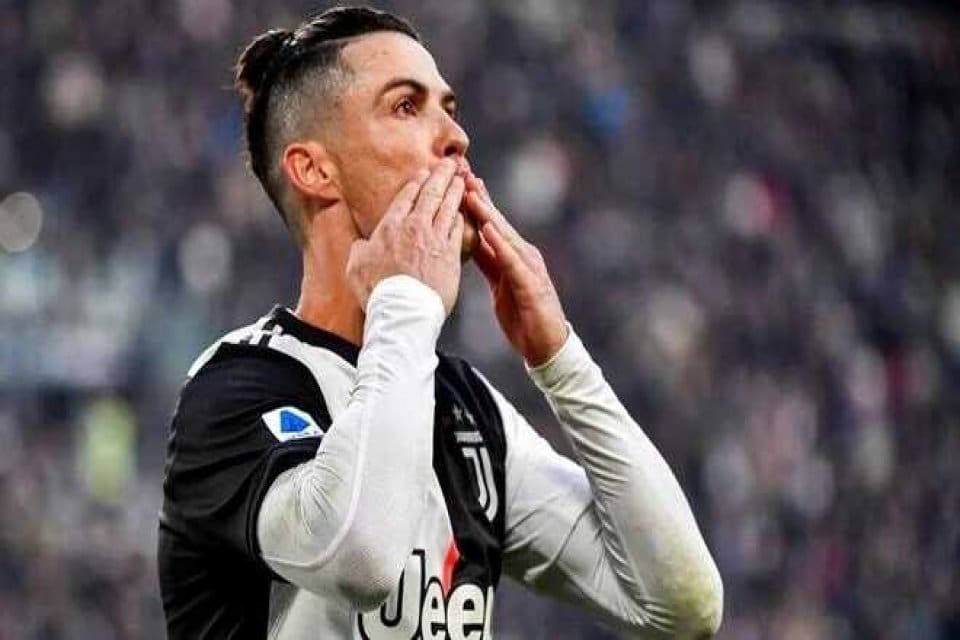 Manchester United, Juventus'un yıldız futbolcusu Christiano Ronaldo'yu transfer ettiğini duyurdu.