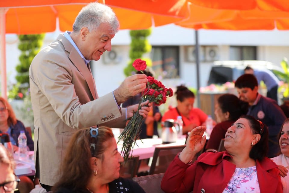 Narlıdere Belediyesi&rsquo;nin 2020 yılında Sahilevleri&rsquo;nde hizmete aldığı Mandalin Kafe, yaz
