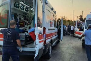 Manisa'nınn Turgutlu il&ccedil;esinde, cip ile otomobilin &ccedil;arpıştığı kazada yaralanan 5