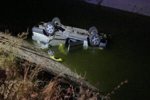 Manisa'nın&nbsp;Ahmetli il&ccedil;esinde, d&uuml;ğ&uuml;n yolunda kontrolden &ccedil;ıkan otomobilin sulama kanalına u&ccedil;tuğu
