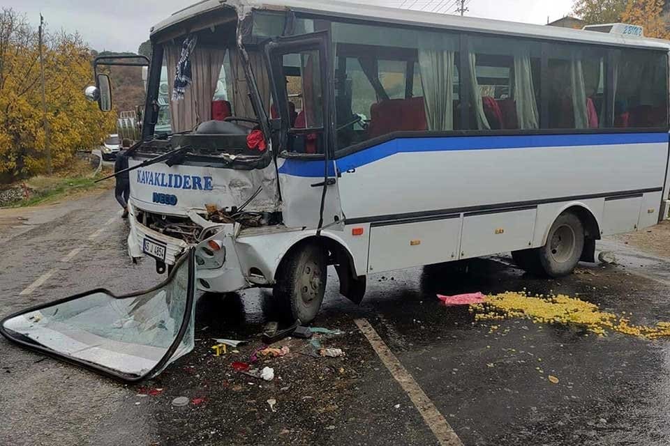 Manisa'nın Alaşehir il&ccedil;esinde, iş&ccedil;ilerin taşındığı servis midib&uuml;s&uuml;n&uuml;n kamyona arkadan &ccedil;arptığı