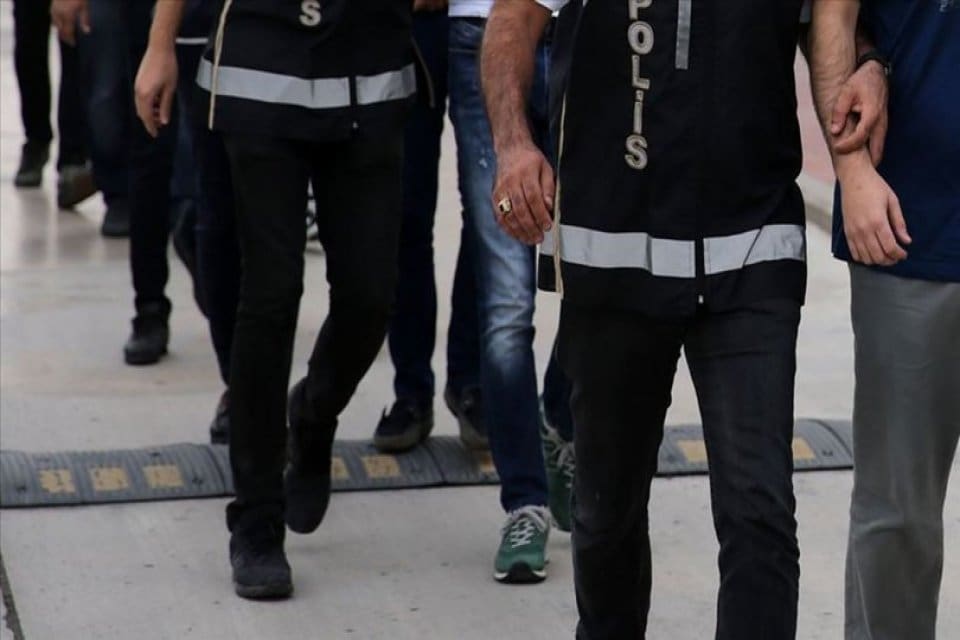 Manisa'da, FET&Ouml;/PDY'nin 'g&uuml;ncel &ouml;ğrenci' ve 'kadın' yapılanmalarına&nbsp;y&ouml;nelik d&uuml;zenlenen operasyonda, 14