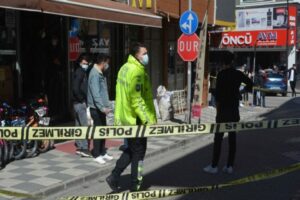 Manisa'nın Soma il&ccedil;esinde bir kişi, iş yerinin &ouml;n&uuml;nde silahlı saldırıya