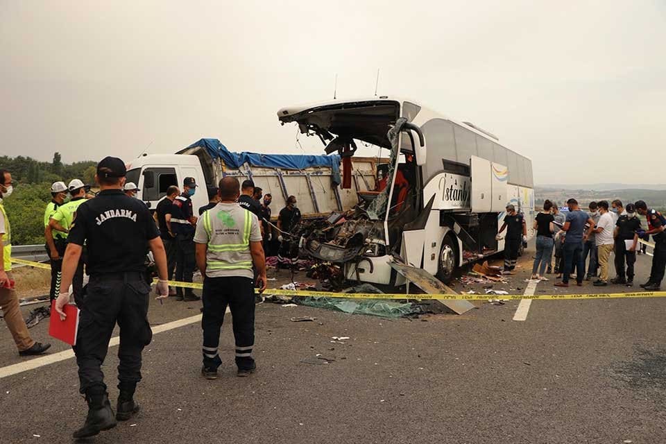 Manisa'nın Soma il&ccedil;esinde yolcu otob&uuml;s&uuml;n&uuml;n TIR'a &ccedil;arptığı kazada, 6 kişi