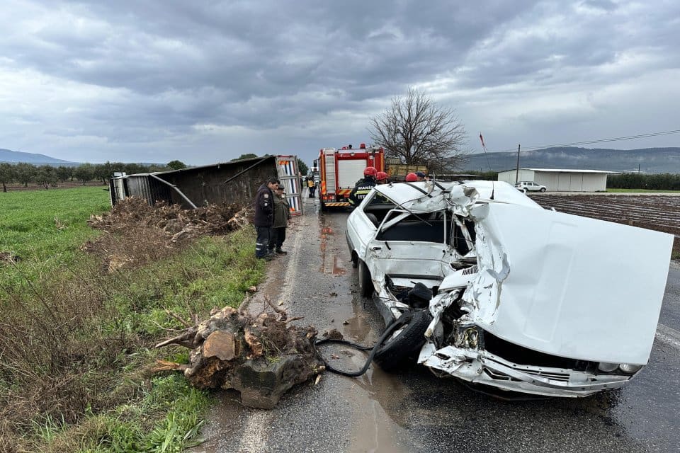 Manisa'nın Akhisar il&ccedil;esinde kamyon ile &ccedil;arpışan otomobilin s&uuml;r&uuml;c&uuml;s&uuml; Halil İbrahim