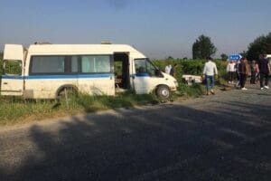 Manisa'nın Alaşehir il&ccedil;esinde, tarım iş&ccedil;ilerini taşıyan servis minib&uuml;s&uuml;, kavşakta otomobille