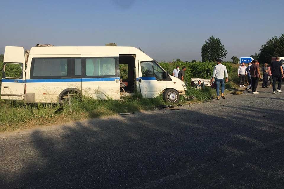Manisa'nın Alaşehir il&ccedil;esinde, tarım iş&ccedil;ilerini taşıyan servis minib&uuml;s&uuml;, kavşakta otomobille