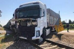 Manisa’nın Ahmetli ilçesinde hemzemin geçitten geçmeye çalışan tıra trenin çarpması