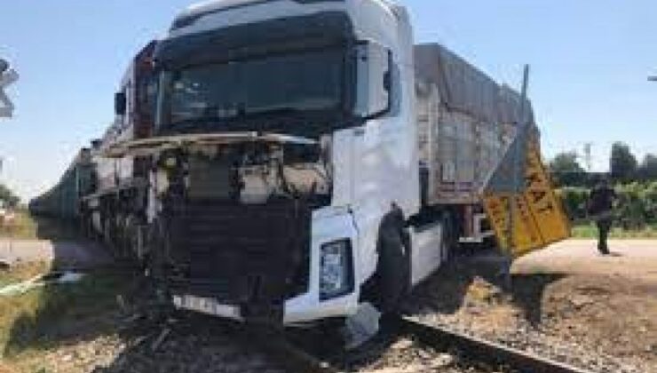 Manisa’da tren tıra çarptı, kimsenin burnu kanamadı