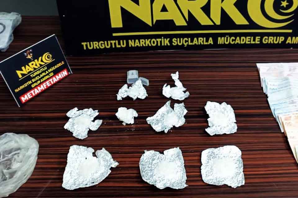 Manisa'nın Turgutlu il&ccedil;esinde polisin uyuşturucu satıcılarına y&ouml;nelik d&uuml;zenlediği operasyonda 4