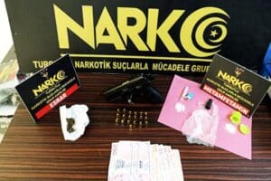 Maniza'nın Turgutlu il&ccedil;esinde, polisin&nbsp;eve d&uuml;zenlediği operasyonda,&nbsp;uyuşturucu sattıkları belirlenen 5 ş&uuml;pheli&nbsp;g&ouml;zaltına
