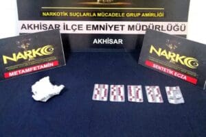 MANİSA'nın Akhisar il&ccedil;esinde, uyuşturucu satıcılarına y&ouml;nelik polis ekiplerince d&uuml;zenlenen operasyonda