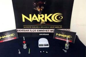 Manisa'nın Akhisar il&ccedil;esinde, 3 adrese d&uuml;zenlenen eş zamanlı uyuşturucu baskınında,