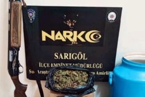 Manisa'nın Sarıg&ouml;l il&ccedil;esindeki bağ evinin bah&ccedil;esinde, arı kovanına gizlenen&nbsp;1 kilo