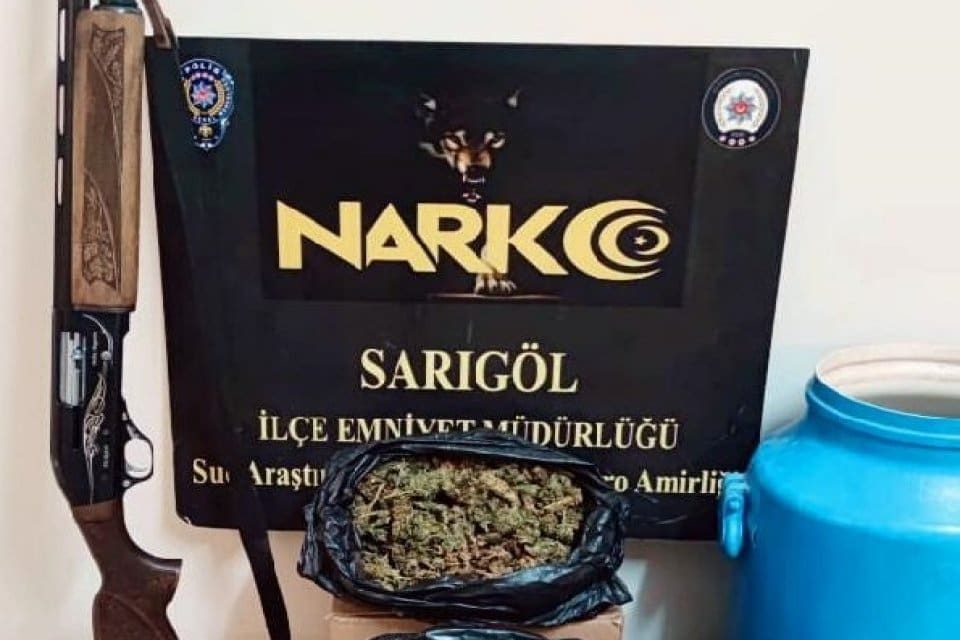 Manisa'nın Sarıg&ouml;l il&ccedil;esindeki bağ evinin bah&ccedil;esinde, arı kovanına gizlenen&nbsp;1 kilo