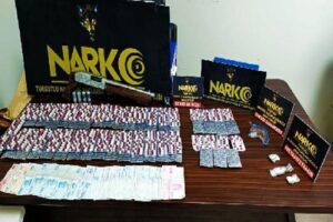 Manisa'nın Turgutlu ilçesinde polisin iki ayrı eve düzenlediği eş zamanlı