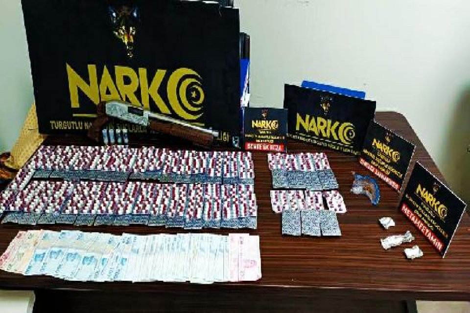 Manisa'da zehir tacirlerine geçit yok! Manisa'nın Turgutlu ilçesinde polisin iki ayrı eve düzenlediği eş zamanlı