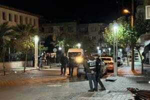 Manisa'nın Turgutlu il&ccedil;esinde, evlerinin &ouml;n&uuml;nde Yusuf Ayka&ccedil;'ın&nbsp;(20)&nbsp;&ouml;ld&uuml;ğ&uuml; amcası Şemsettin Ayka&ccedil;'ın