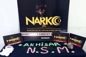 Manisa'nın Akhisar il&ccedil;esinde, polisin&nbsp;durdurduğu&nbsp;otomobilde 1145&nbsp;ecstasy hap, 104 gram metamfetamin, 94,42