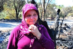 Manisa'nın Akhisar il&ccedil;esinde otlukta&nbsp;&ccedil;ıkıp, tarım arazileri ile ormana sı&ccedil;rayan yangın,