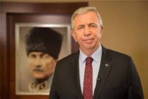 Ankara B&uuml;y&uuml;kşehir Belediye Başkanı Mansur Yavaş, İBB Başkanı İmamoğlu'na elleri