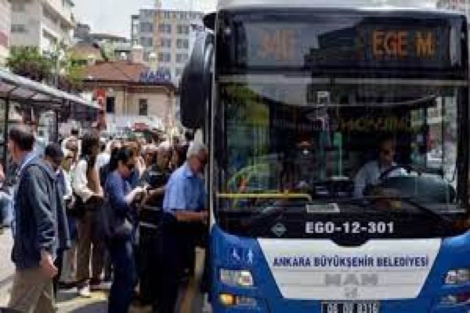 Ankara B&uuml;y&uuml;kşehir Belediye Başkanı Mansur Yavaş, trafiği rahatlatmak i&ccedil;in toplu