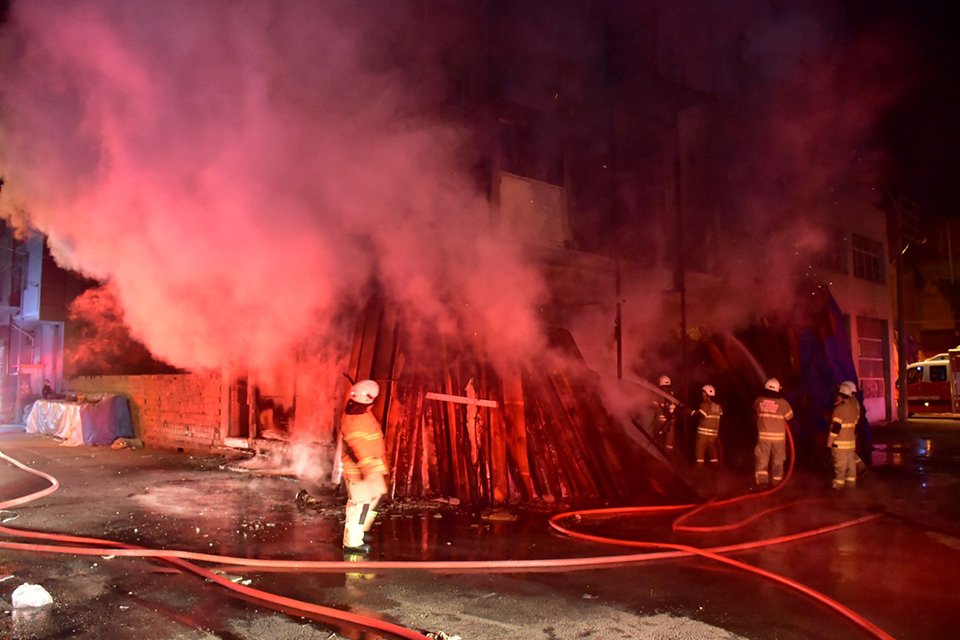 İzmir'in Buca ilçesinde, 3 katlı bir binanın zemin katındaki marangoz