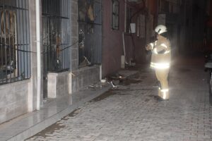 İzmir'in Bornova ilçesinde, marangoz atölyesinde çıkan yangın, kısa süreli paniğe