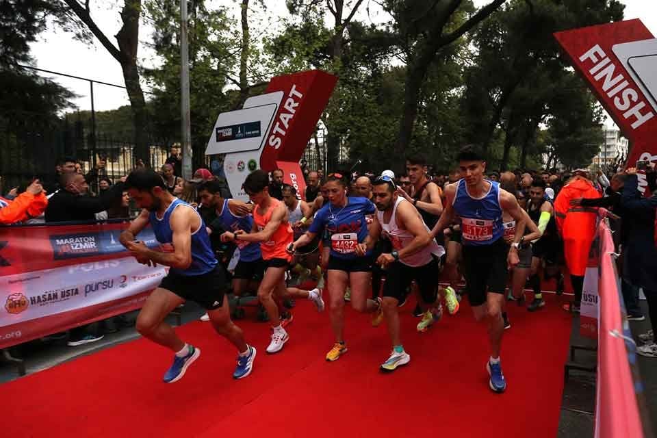 İzmir B&uuml;y&uuml;kşehir Belediyesi'nin d&ouml;rd&uuml;nc&uuml; kez d&uuml;zenlediği Maraton İzmir Avek i&ccedil;in