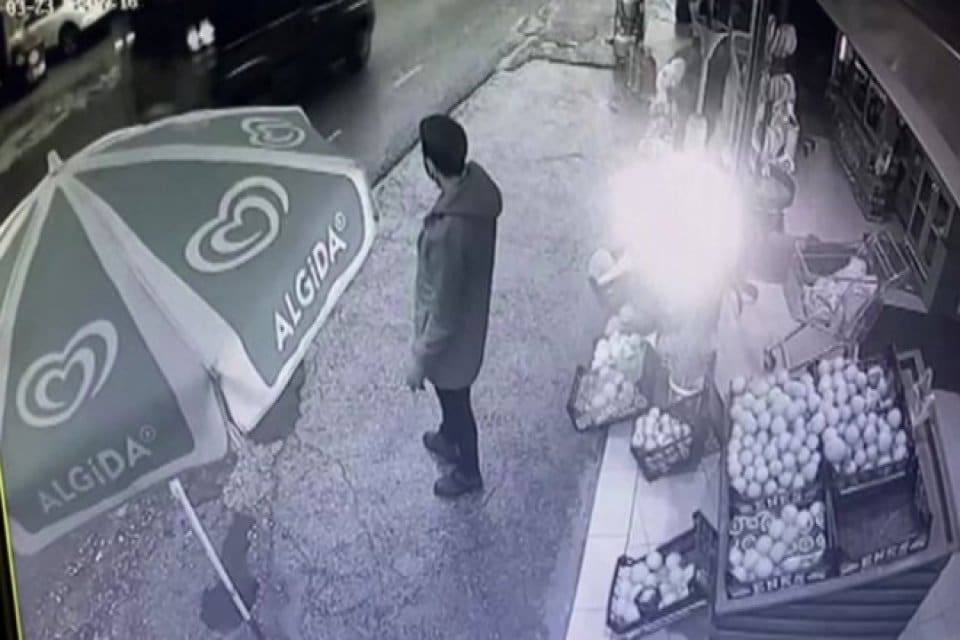 Ordu&rsquo;nun Fatsa il&ccedil;esinde kimliği belirsiz kişiler, otomobille geldikleri markete tabancayla