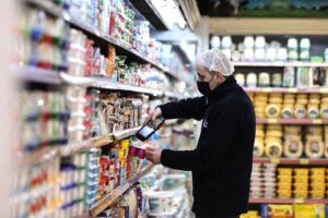 İktidar her ne kadar enflasyonun belini kırmakla &ouml;v&uuml;nse de yurttaş