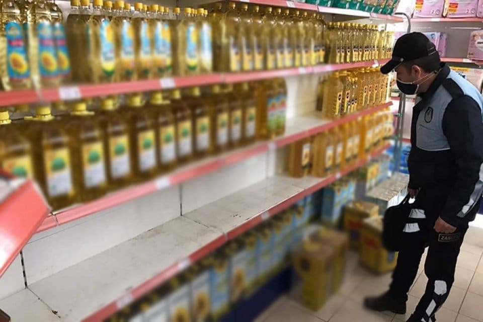İstanbul'un bazı il&ccedil;elerinde zabıta ekiplerince marketlerde ay&ccedil;i&ccedil;ek yağı denetimi yapıldı.
