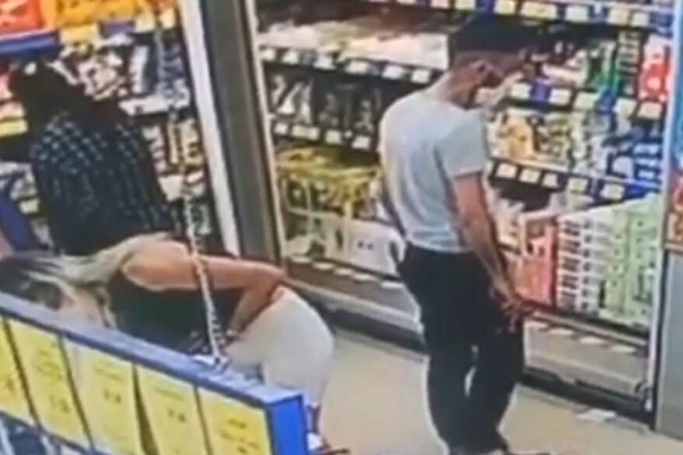 İzmir'in Buca il&ccedil;esindeki s&uuml;permarkette alışveriş yapan S.A. adlı kadının gizlice