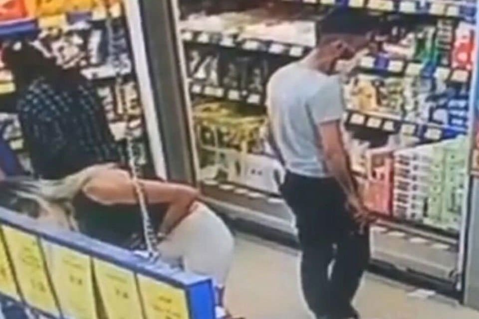 İzmir'in Buca il&ccedil;esindeki markette alışveriş yapan S.A. adlı kadının gizlice
