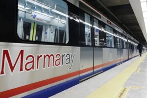 Marmaray Yenikapı istasyonunda intihar girişimi yaşandığı bildirildi.  Olayın ardından Marmaray'dan