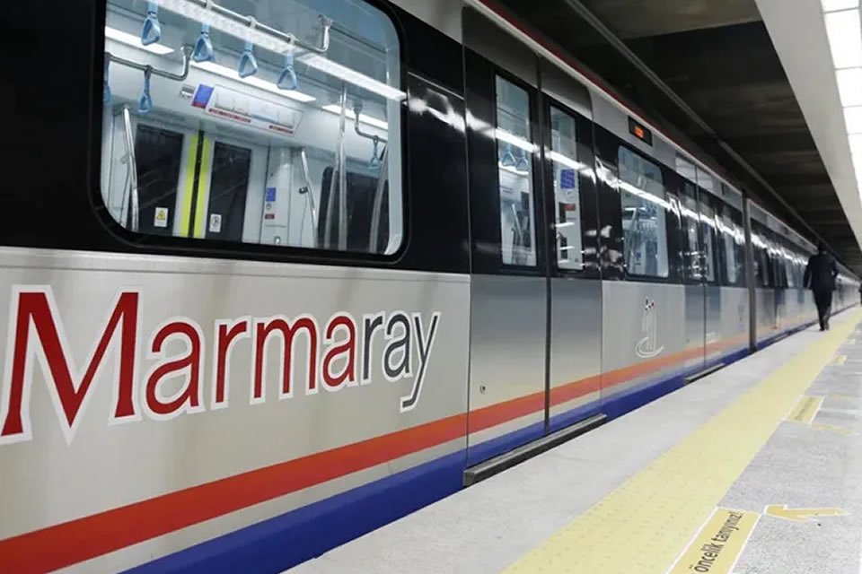 Marmaray Yenikapı istasyonunda intihar girişimi yaşandığı bildirildi.  Olayın ardından Marmaray'dan