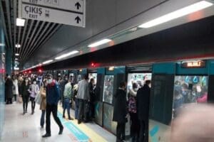 Marmaray, bir g&uuml;nde 580 bin 560 yolcu taşıyarak rekorunu tazeledi.
