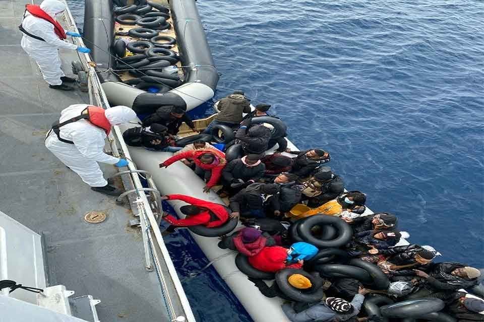 Muğla'nın Marmaris il&ccedil;esi a&ccedil;ıklarında Yunanistan unsurlarınca T&uuml;rk karasularına lastik bot