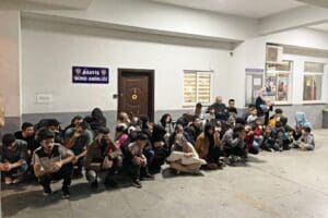 Muğla'nın Marmaris il&ccedil;esinde, polisin&nbsp;apart ve otellere d&uuml;zenlediği&nbsp;baskınlarda&nbsp;85 ka&ccedil;ak g&ouml;&ccedil;men yakalandı,&nbsp;1