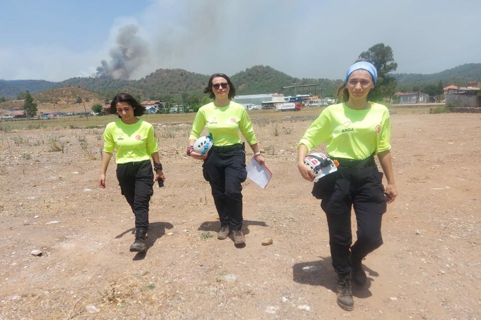 Marmaris'teki orman yangınında s&ouml;nd&uuml;rme &ccedil;alışmaları, hem havadan hem de karadan