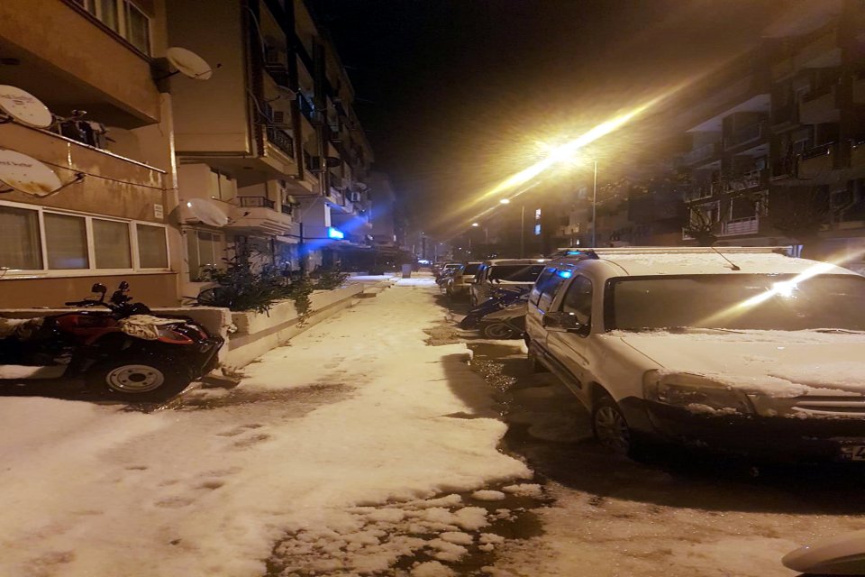Muğla'nın Marmaris İlçesi'nde, 20 dakika süren dolu yağışı yaşamı olumsuz etkiledi.