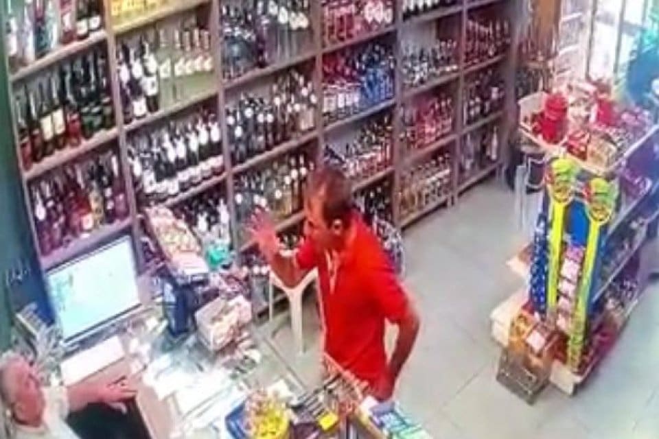 MUĞLA'nın Marmaris il&ccedil;esinde, yangının başladığı K&uuml;fre Koyu'nda 2 benzin bidonuyla
