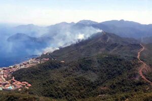 Muğla'nın Marmaris il&ccedil;esinde orman yangını &ccedil;ıktı, Yangını s&ouml;nd&uuml;rme &ccedil;alışmaları devam