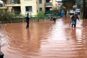 MUĞLA'nın Marmaris il&ccedil;esinde, etkili olan kuvvetli yağmur ve dolu yaşamı