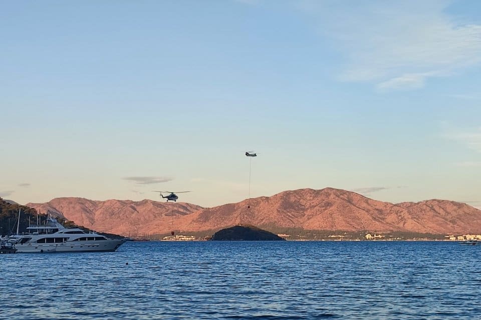 Muğla'nın Marmaris il&ccedil;esinde d&uuml;n saat 12.30 sıralarında &ccedil;ıkan orman yangını,
