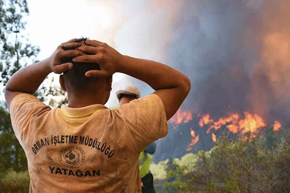 Muğla'nın Marmaris il&ccedil;esinde farklı noktalarda devam eden orman yangınıyla m&uuml;cadele