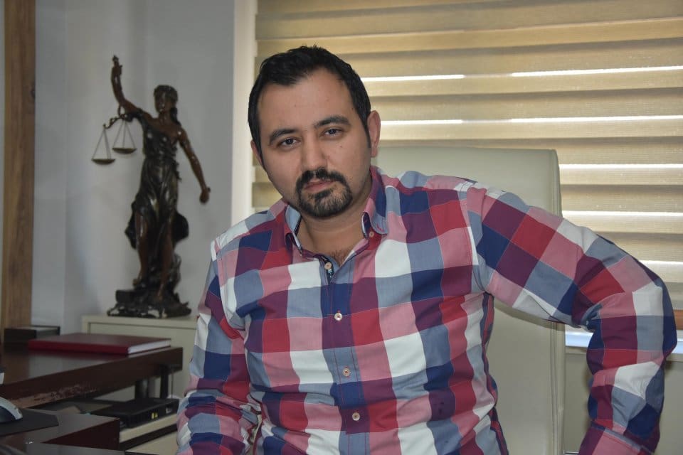 İzmir'de, mobil skuter uygulaması 'Martı'dan kiraladığı elektrikli bisikleti alkoll&uuml; kullanırken