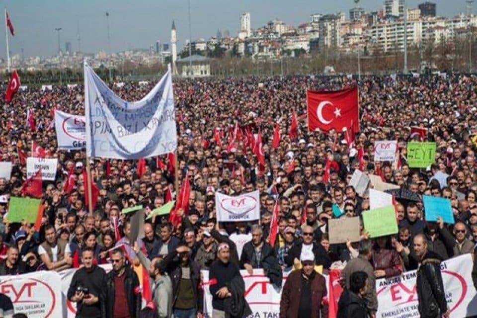 Gazeteci Noyan Doğan, emeklilikte yaşa takılanlarla (EYT) ilgili masada bulunan