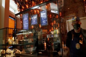 Covid-19 aşısı olan kişiler i&ccedil;in maske zorunluluğunun kaldırıldığı ABD'nin California