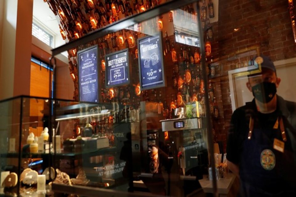 Covid-19 aşısı olan kişiler i&ccedil;in maske zorunluluğunun kaldırıldığı ABD'nin California